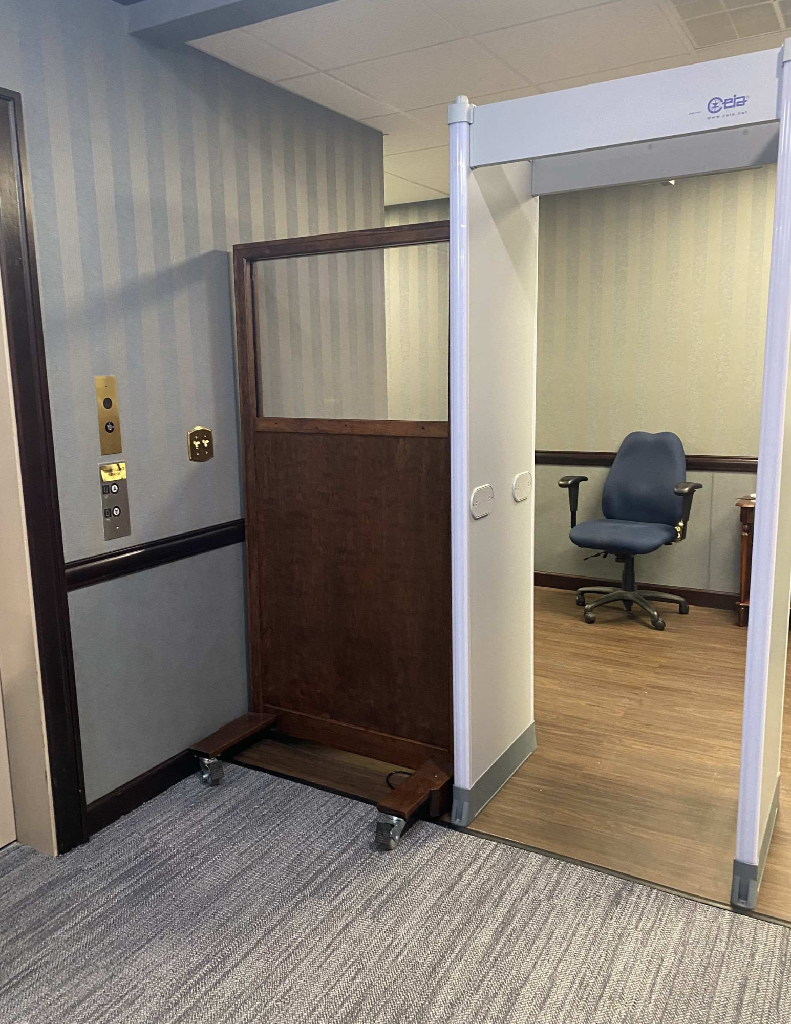Mobile Ballistic Panel with Glass Security Checkpoint